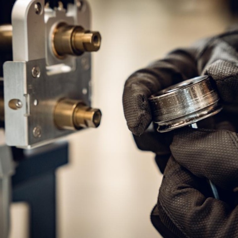 AccuBeader Buschmann Tools – Przenośna Maszyna do żłobienia Rur i Blach