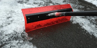Haidl Universal Shield Sweeper 50CM – Zamiatacz łopata do wody w kolorze czerwonym