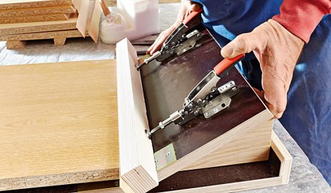 Szybkomocujący docisk kolanowy poziomy z podstawą poziomą i regulacją 25mm Bessey [STC-IHH15]