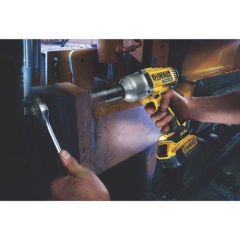 Akumulatorowy klucz udarowy 1/2'', 950Nm, 18V Li-lon 2x5,0Ah DeWALT [DCF899P2-QW]