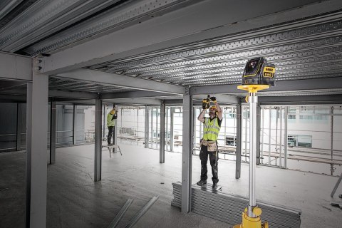 Samopoziomujący laser krzyżowy z wiązką czerwoną 15m, DeWalt [DW0811-XJ]