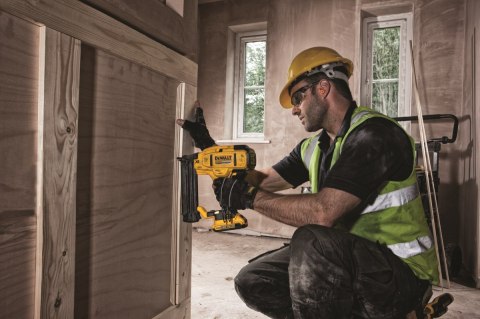 Akumulatorowa sztyfciarka/gwoździarka do wykończeń 18V Li-Ion 2x2,0Ah DeWalt [DCN680D2-QW]