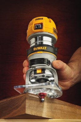 Frezarka górnowrzecionowa ze stopą krawędziową 900W DeWALT [D26200-QS]