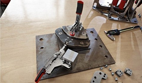 Szybkomocujący docisk kolanowy pionowy z otwartym ramieniem, podstawą poziomą i regulacją 40mm Bessey [STC-VH50]