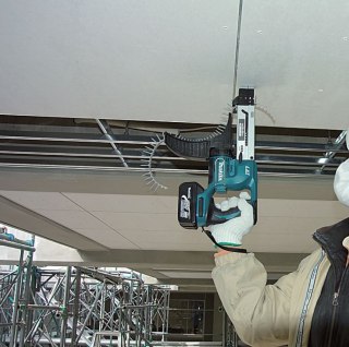 Akumulatorowa wkrętarka z magazynkiem do płyt G-K Makita [DFR550RFE] 18V Li-Ion, 2x3,0Ah