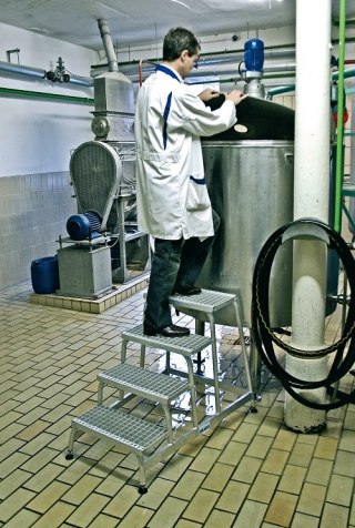 Schodki montażowe przemysłowe, pomost z 3 stopniami z kraty aluminowej, STABILO PROFESSIONAL KRAUSE [805331]