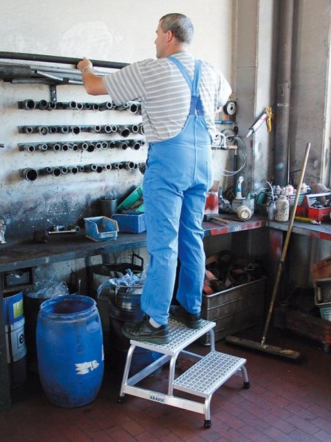 Schodki montażowe przemysłowe, pomost z 3 stopniami z kraty aluminowej, STABILO PROFESSIONAL KRAUSE [805331]