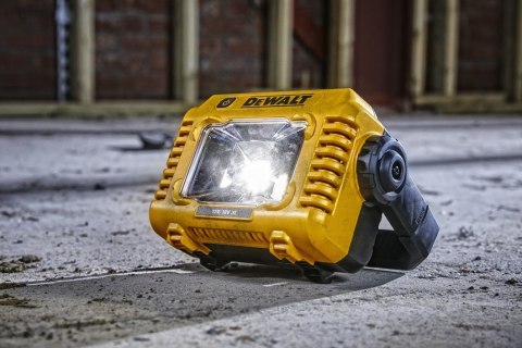 Akumulatorowa lampa robocza LED, 2000 lumenów, 12V/18V Li-lon, IP54 DeWalt [DCL077-XJ]