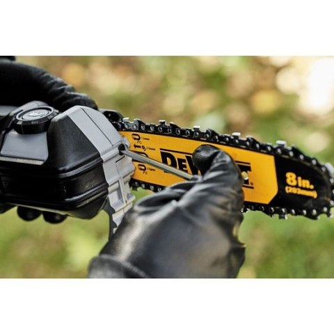 Akumulatorowa pila łańcuchowa 20cm na wysięgniku 3m, z akumulatorem 18V, Li-Ion 5,0Ah, DeWalt [DCMPS567P1-QW]