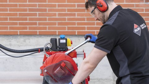 Elektryczna przecinarka na mokro do płytek 120,5cm, DC-250 1200 PYTHON, Rubi [56939] z tarczą CEV-250mm