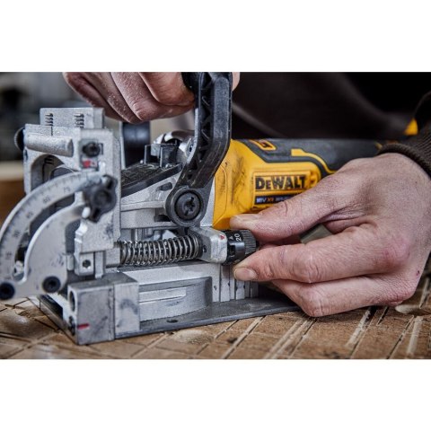 Akumulatorowa frezarka do rowków, lamelownica 18V Li-Ion XR DeWalt [DCW682N-XJ]