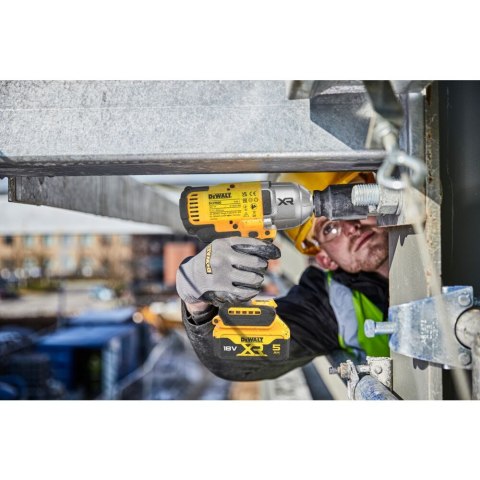 Akumulatorowy klucz udarowy 1/2", z gumową osłoną głowicy, 1396Nm, 18V Li-lon 2x5,0Ah DeWalt [DCF900P2G-QW]