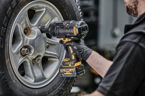 Akumulatorowy klucz udarowy 1/2", z gumową osłoną głowicy, 1396Nm, 18V Li-lon 2x5,0Ah DeWalt [DCF900P2G-QW]