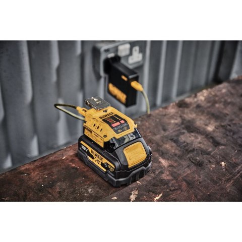 Wielonapięciowy adapter USB do akumulatorów XR Li-Ion 18V i 54V DeWalt [DCB094K-QW]