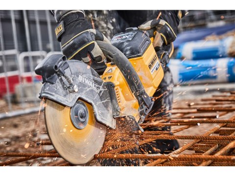 Akumulatorowa przecinarka tarczowa 230mm do cięcia stali i betonu na mokro, 54V Li-lon 2x9.0Ah FlexVolt DeWalt [DCS691X2-QW] WTC