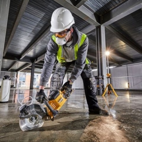 Akumulatorowa przecinarka tarczowa 230mm do cięcia stali i betonu na mokro, 54V Li-lon 2x9.0Ah FlexVolt DeWalt [DCS691X2-QW] WTC