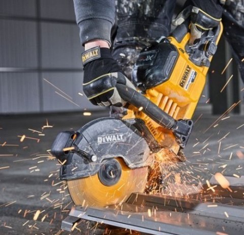 Akumulatorowa przecinarka tarczowa 230mm do cięcia stali i betonu na mokro, 54V Li-lon 2x9.0Ah FlexVolt DeWalt [DCS691X2-QW] WTC
