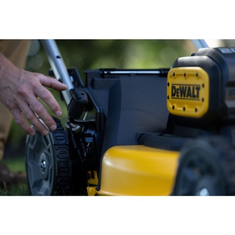 Akumulatorowa kosiarka do trawy z napędem 53cm, 2x18V Li-Ion, 2x8,0Ah XR DeWALT [DCMWSP156W2-QW]