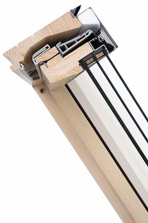 Elektryczne okno dachowe FAKRO FTP-X P50 Wi-Fi – naturalna sosna, sterowanie aplikacją