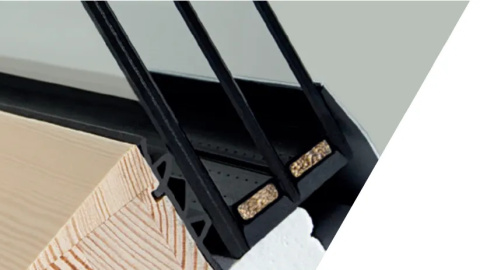 Elektryczne okno dachowe FAKRO FTP-X P50 Wi-Fi – naturalna sosna, sterowanie aplikacją