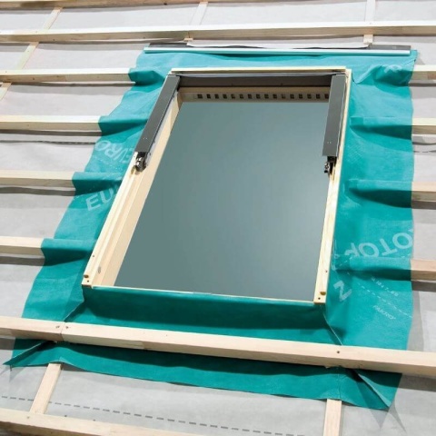 Kołnierz izolacyjny FAKRO XDP – zestaw ocieplający z wełną owczą do okien dachowych