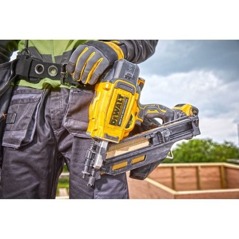 Gwoździarka dekarska DeWalt DCN930P2-QW do gwoździ 50-90mm, 18V XR 2x5,0Ah